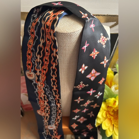 🖤 New 🖤 Gorgeous Fashion Twilly Scarf 🖤 - Picture 2 of 3